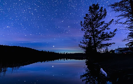 摄影 自然 天空 夜星 夜 月光 极光 风景 树木 森林 湖泊 黄昏 天空 夜空 户外 蓝色 4K壁纸