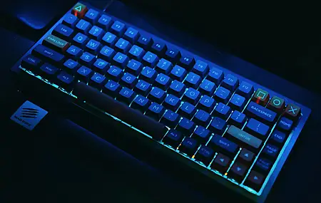 机械键盘 键盘 简单背景 4K壁纸