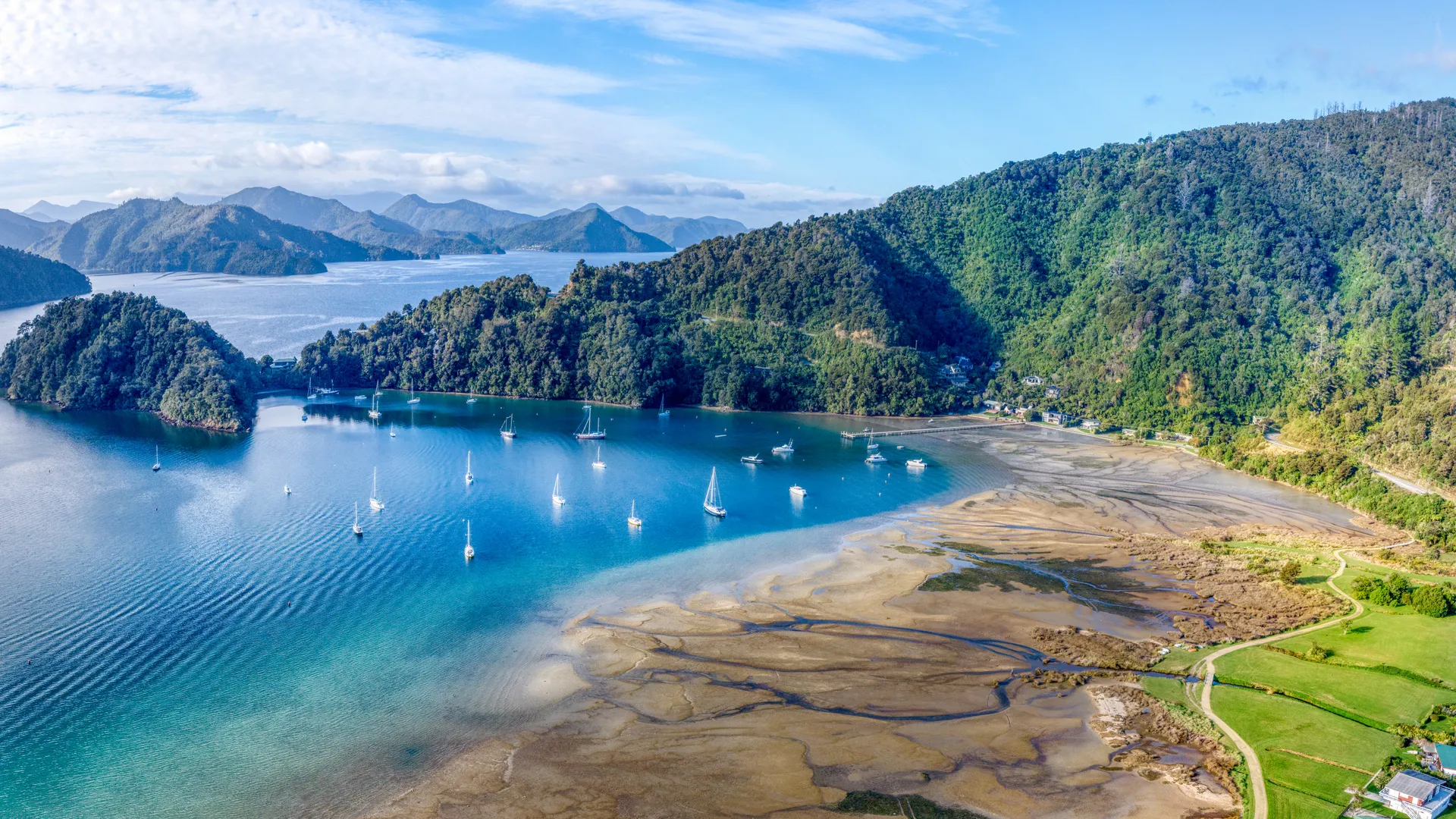 风景 水 山脉 海湾 船 海滩 丘陵 4K壁纸