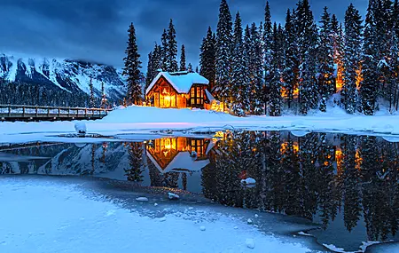 冬天 小屋 夜晚 房子 湖 水 树 雪 风景 松树 4K壁纸