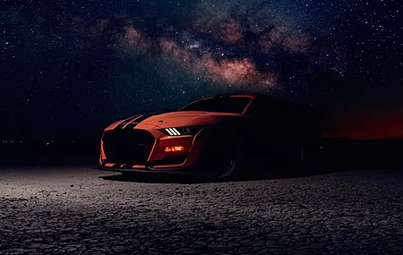 福特 野马 汽车 夜空 银河 星夜 沙漠 聚光灯 低光 肌肉 车前灯 星星 天空 车辆 8K壁纸