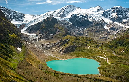 自然 风景 山脉 云朵 天空 岩石 草地 湖泊 水面 雪山 4K壁纸