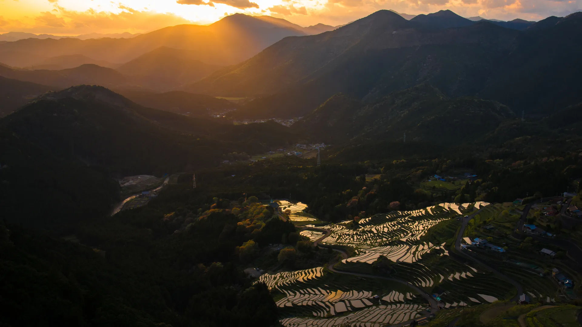 自然 风景 天空 山脉 树木 森林 城镇 农场 远景 电线 弱光 稻田 夕阳 阳光 4K壁纸