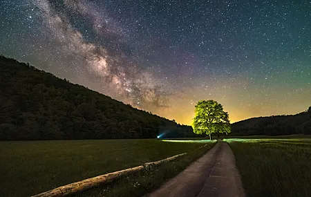 自然 银河 道路 夜晚 星星 弱光 4K壁纸