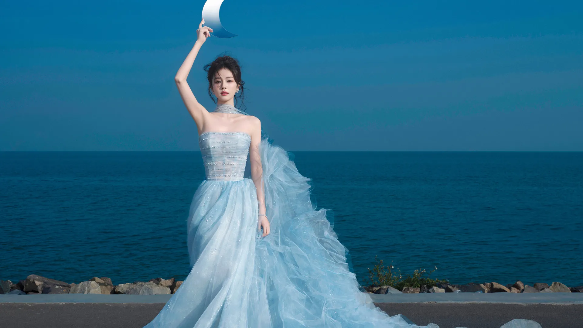 海边 蓝色 长裙 美女 白鹿 高清壁纸 2K壁纸