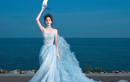 海边 蓝色 长裙 美女 白鹿 高清壁纸 2K壁纸