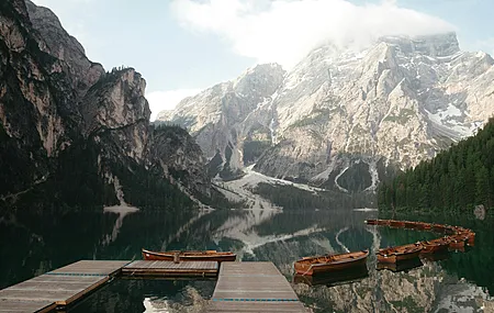 风景 湖泊 水 森林 自然 山脉 倒影 船 树木 天空 4K壁纸