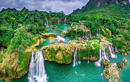 自然 风景 树木 森林 山脉 水 岩石 瀑布 岩层 云 季风 苔藓 瀑布 4K壁纸