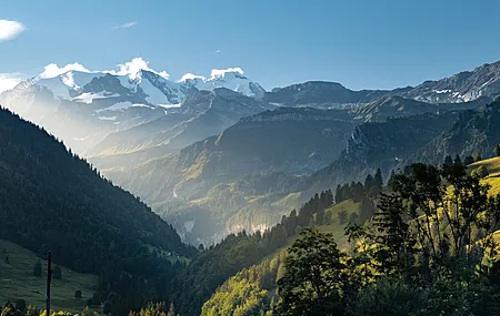 自然风光 山谷森林 雪山峰顶 日出 阳光 草地 天空云朵 超宽幅摄影 4K壁纸
