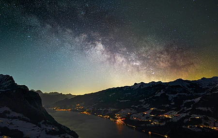 瑞士阿姆登 夜景摄影 银河星空 观星 雪山河流 树木 远景 长曝光 城市微光 暗光 超宽屏 4K壁纸