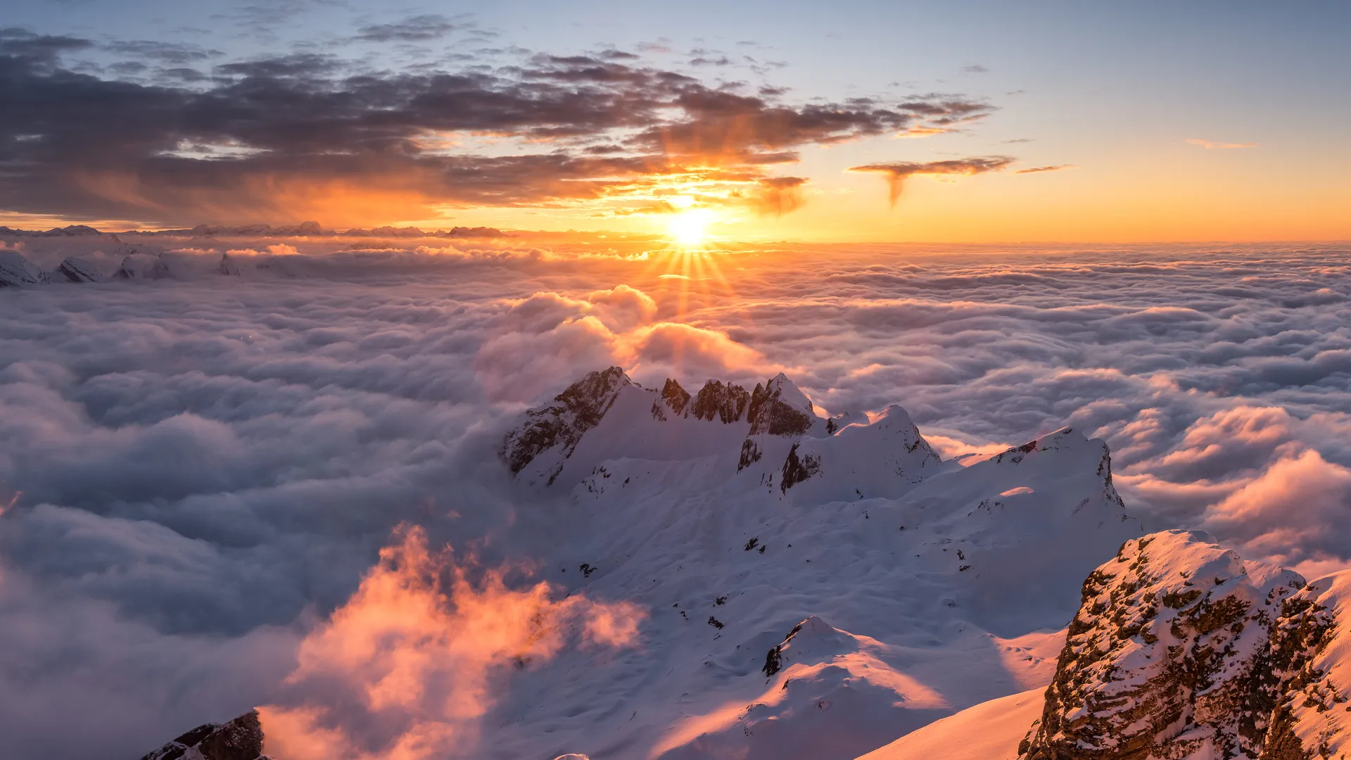自然 风景 云朵 天空 太阳 山脉 积雪 被雪覆盖 地平线 远景 观景台 超宽画幅 阳光 光束 橙色 4K壁纸