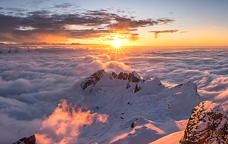 自然 风景 云朵 天空 太阳 山脉 积雪 被雪覆盖 地平线 远景 观景台 超宽画幅 阳光 光束 橙色 4K壁纸
