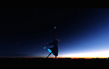 动漫少女 剪影 户外 连衣裙 繁星 天空 星夜 弯月 起舞 月亮 夜晚 天空 风景 暗色 宽黑边画幅 百褶裙 单腿站立 星星 景深 发丝飞扬 城市景观 单臂抬起 暮色 渐变 黑色 4K壁纸