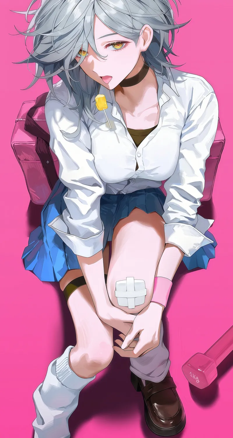 动漫少女 灰发 颈环 棒棒糖 简洁背景 粉色 创可贴 校服 蓝色裙子 白衬衫 腿环 百褶裙 双腿 吐舌 袜子 手机壁纸
