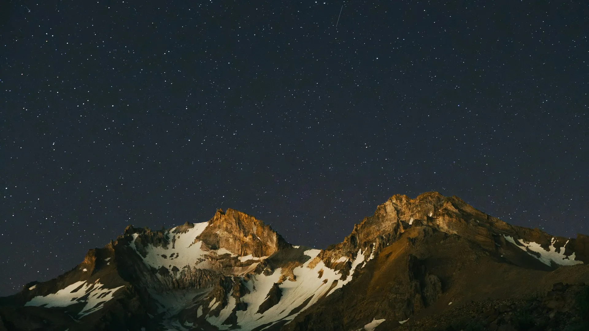风景 山脉 积雪 星星 夜晚 岩石 摄影 简洁背景 自然 黑色 4K壁纸